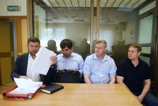 Слева направо: адвокаты Руслан Голенков и Алексей Тарасов, подсудимые Дмитрий Ширлин и Сергей Барсуков в Преображенском суде, июнь 2019 года