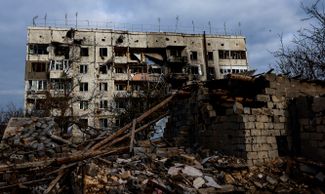 Разрушенное при обстрелах жилое здание в освобожденном от оккупации селе Архангельское на севере Херсонской области