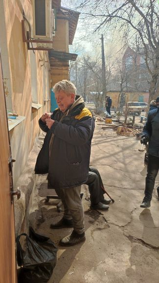 Ковалев бреется у входа в убежище на улице Пашковского. Март 2022 года