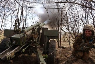 Украинский военнослужащий обстреливает позиции армии России из гаубицы. 5 апреля 2023 года