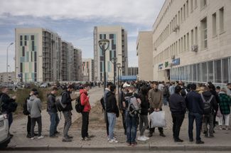 Россияне стоят в очереди в ЦОН в Алматы