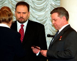 Mikhail Men (center) is sworn in as the Moscow region’s lieutenant governor alongside Governor Boris Gromov