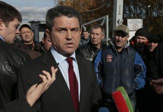 Владимир Маркин посещает овощную базу в Западном Бирюлево вскоре после погрома, 15 октября 2013 года