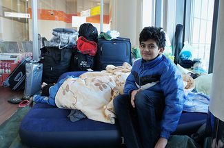 Старший сын Хасана и Гулистан — 13-летний Рэнас — в терминале Е Шереметьево. 21 октября 2015-го