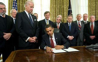 Барак Обама подписывает распоряжение о закрытии тюрьмы в Гуантанамо. 22 января 2009 года