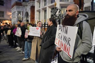 Акция у здания посольства России в Лондоне