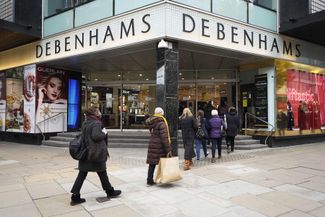 Покупатели в очереди перед магазином Debenhams, который открылся на финальную распродажу после месячного карантина в Лондоне. 2 декабря 2020 года