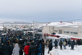 Толпа протестующих у суда в городе Баймаке в день вынесения приговора Фаилю Алсынову. 17 января 2024 года