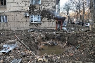 Кратер от обломков сбитого российского беспилотника возле жилого дома в Одессе