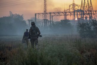 Украинские военные патрулируют местность в Северодонецке