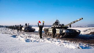 Российские танки, возвращающиеся к местам постоянной дислокации (по версии Минобороны РФ). 15 февраля 2022 года<br>