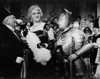 Eugeniusz Bodo (center) impersonating Mae West in the 1937 film “Neighbors”