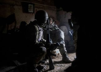 Украинские военные отдыхают в убежище