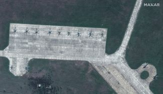 Спутниковый снимок российских военных вертолетов на авиабазе Кировское в Крыму, 14 апреля 2021 года