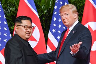 Дональд Трамп и руководитель Северной Кореи Ким Чен Ын во время встречи 12 июня 2018 года