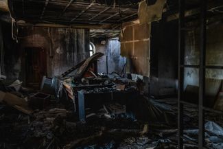 Сожженное помещение, которое, как считается, во время оккупации использовалось российскими войсками для пыток. Казачья Лопань, Харьковская область, 18 октября 2022 года