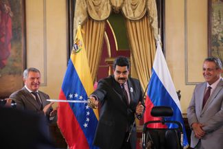 Президент Николас Мадуро вместе с главой «Роснефти» Игорем Сечиным и министром нефти Венесуэлы Эулохио дель Пино 