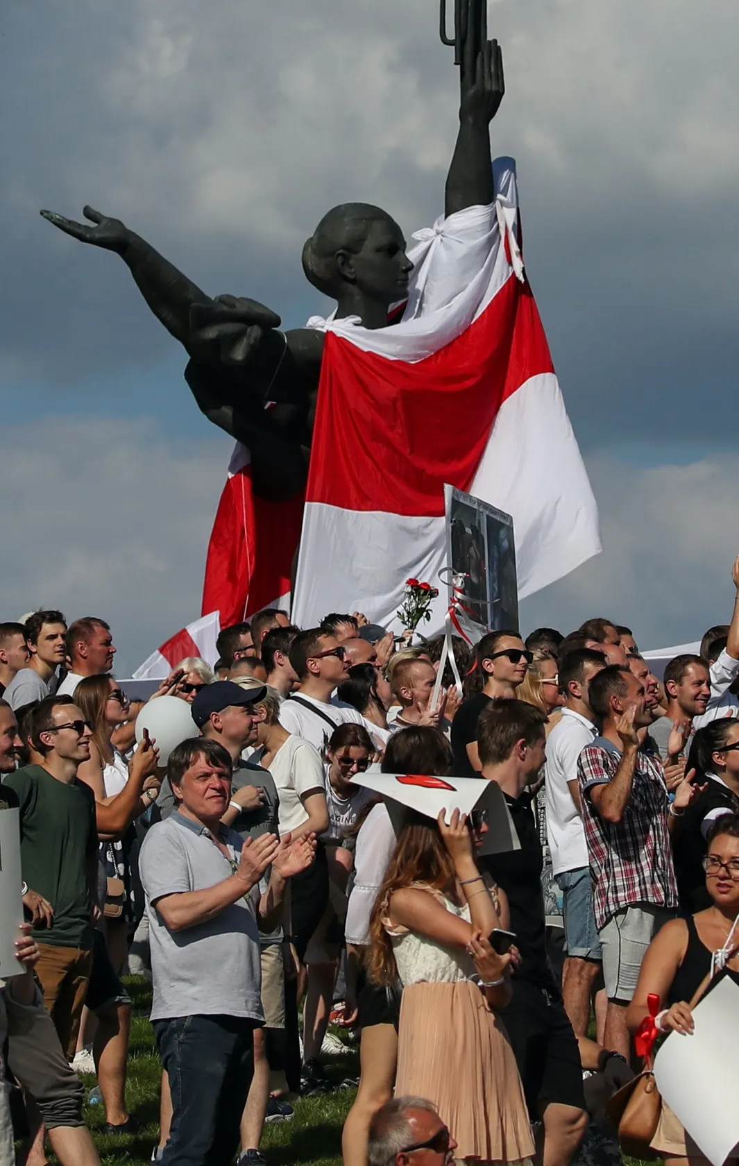 Кто угодно, лишь бы не Саша В Минске прошла самая массовая акция протеста в  истории современной Беларуси — а Лукашенко устроил митинг в свою поддержку.  Репортаж «Медузы» — Meduza