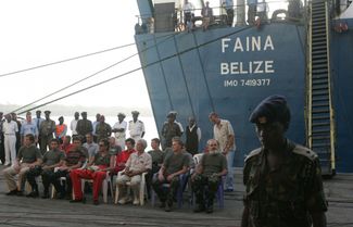 Экипаж «Фаины» после освобождения в порту Момбасы перед минутой молчания по капитану Владимиру Колобкову