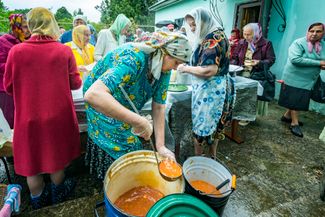 Волонтеры раздают еду жителям Херсона, чье жилье пострадало в результате потопа, вызванного разрушением плотины Каховской ГЭС