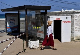 Железобетонное укрытие в Севастополе возле остановки общественного транспорта. 23 августа 2024 года