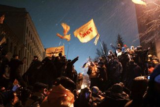Participants in the Orange Revolution, near the Presidential Administration Building. Kyiv, November 23, 2004.