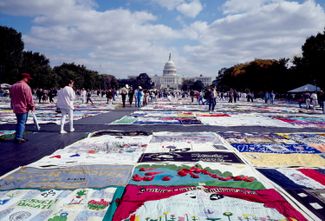 Лоскутные полотна памяти по умершим от СПИДа в Вашингтоне, 1987 год. Во многих штатах США ежегодно проходят выставки мемориальных полотен, которые показывают, сколько людей погибли во время эпидемии ВИЧ и СПИДа, когда антиретровирусная терапия еще не появилась. Эти полотна создают родственники и друзья погибших.