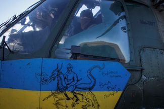 Пилот в кабине украинского военного вертолета