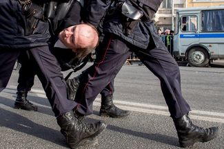 По последним данным, на акции протеста в Москве задержаны более 900 человек