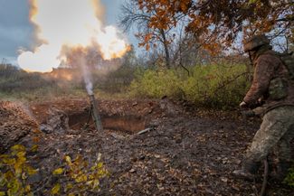 Огонь из миномета на линии фронта возле Бахмута в Донецкой области