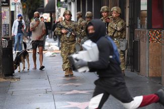 Мародер с коробками обуви и бойцы Национальной гвардии в Голливуде, Калифорния. 1 июня 2020 года
