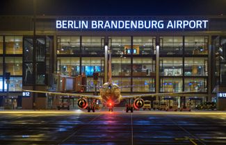 Самолет компании easyJet подруливает к терминалу аэропорта Берлин-Бранденбург. 31 октября 2020 года