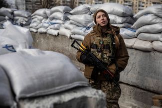 Дарья — снайпер и одновременно сотрудница медицинской службы — в территориальной обороне Киева. 5 марта 2022 года
