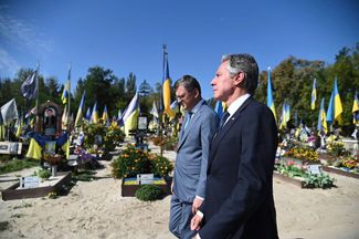 Государственный секретарь США Энтони Блинкен (справа) и министр иностранных дел Украины Дмитрий Кулеба на Аллее Героев на Берковецком кладбище