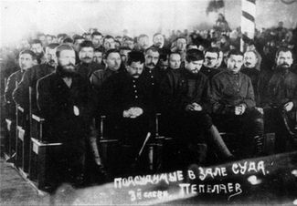 Подсудимые в зале суда. Анатолий Пепеляев третий слева. Чита, январь 1924 года