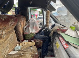 Тело водителя маршрутки, погибшего в результате обстрела автостанции в Донецке