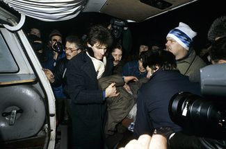 Пострадавшего во время штурма здания МВД Латвии переносят в машину «скорой помощи». 20 января 1991-го