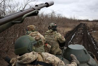 Украинские зенитчики 93-й отдельной механизированной бригады «Холодный Яр» выдвигаются на свои позиции на бахмутском направлении в Донецкой области