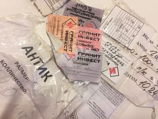 Этикетки упаковок гранита, обнаруженных «Медузой» на улицах Москвы