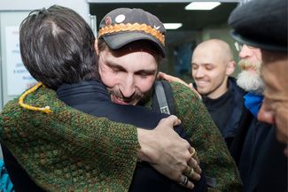 Освобожденного Журавлева встречают родственники в аэропорту Томска, 15 октября 2016 года