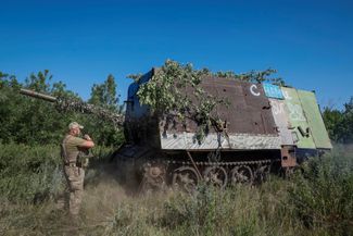 Самодельную защиту от дронов российские военные устанавливают и на танки Т-62. Один из таких танков — с надписью «С нами Бог» на борту — стал трофеем ВСУ в Донецкой области