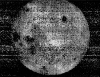 Первый снимок обратной стороны Луны, <a href="https://rostec.ru/news/fotografii-s-toy-storony-luny/" rel="noopener noreferrer" target="_blank">сделанный</a> советским аппаратом «Луна-3» 7 октября 1959 года. Из-за недостатков тогдашней технологии телевизионной передачи и отсутствия цифровых носителей информации, для съемки использовалась фотопленка, которая проявлялась сразу на борту космического аппарата и использовалась как запоминающее устройство. Пленка медленно сканировалась телефотометром, и уже результаты сканирования отправлялись по радиосигналу на Землю. Поскольку советская пленка не отвечала нужным требованиям по качеству, инженеры использовали для аэрофотосъемки американскую, которую извлекли из сбитых воздушных шаров-разведчиков, которые запускались США над территорией СССР.