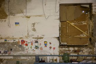 Стена подвала школы в Ягодном. На ней — рисунки детей, которые провели в помещении 27 дней во время российской оккупации села