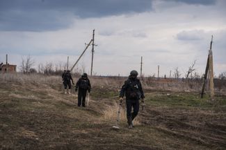 Аварийная саперная группа проводит разминирование и уничтожает взрывчатку в селе Сулиговка Харьковской области