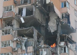 Утром 26 февраля ракета попала в жилой многоэтажный дом в Киеве, есть пострадавшие. Минобороны РФ при этом в очередной заявило, что не атакует жилые кварталы