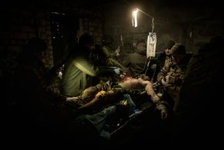 Украинские военные врачи оперируют раненого бойца ВСУ недалеко от Бахмута