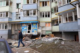 Один из многоквартирных домов, поврежденных во время атаки со стороны ВСУ