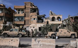 Бойцы сирийской армии в жилом районе Пальмиры. 27 марта 2016 года