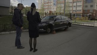 Игорь Жулимов показывает следователю машину, у которой были порезаны колеса