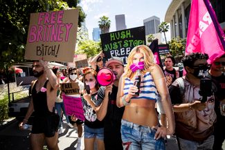 Фанаты Бритни Спирс у суда в Лос-Анджелесе требуют освободить певицу. 23 июня 2021 года